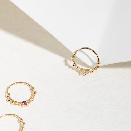 Goldenes Septum Piercing mit weißen Topasen Arla