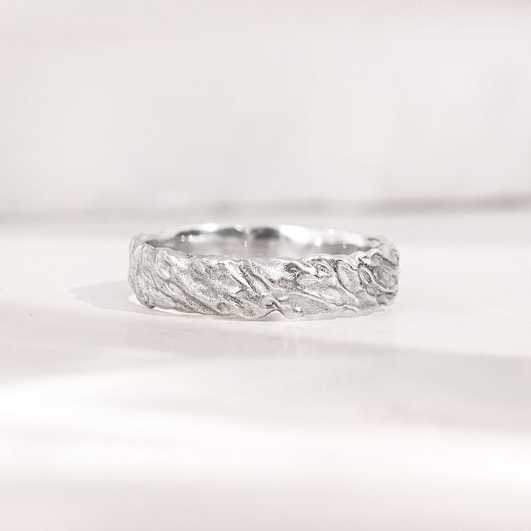 Goldene Eheringe mit unebener Oberfläche Zena 155663