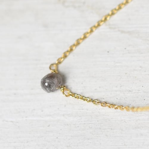 Goldene Halskette mit grauem Diamanten-Tropfen Vebrina