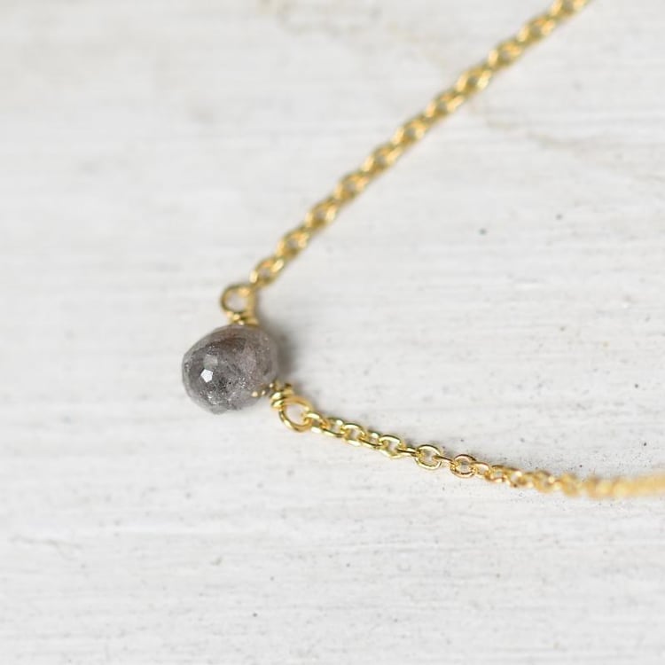 Goldene Halskette mit grauem Diamanten-Tropfen Vebrina 46101