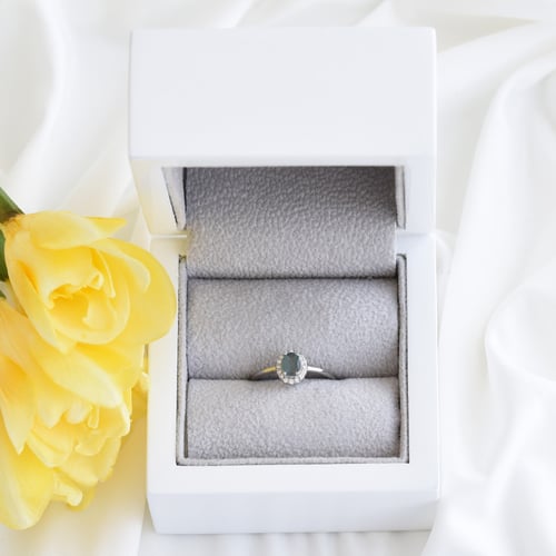 Halo-Ring mit Alexandrit und seitlichen Diamanten Avis