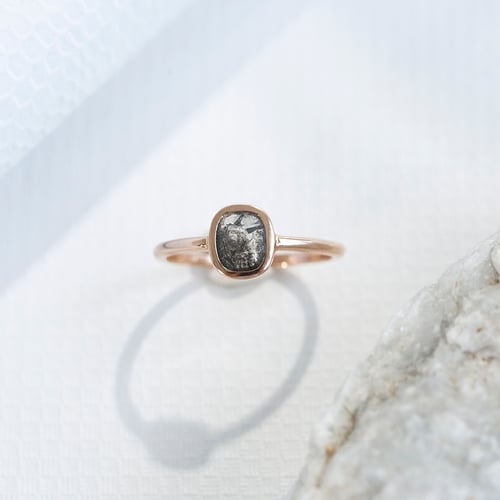 Ring mit einem Salt and Pepper Diamanten in Emerald-Form Christy