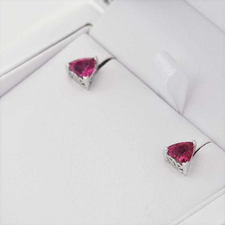 Silberne Ohrstecker mit Rubinen Gilen 106400
