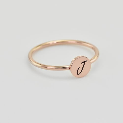 Goldring mit Gravur eines Buchstabens Babire