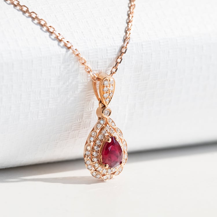 Wunderschöner Anhänger mit Rubin aus Gold mit Diamanten Barsha 114359