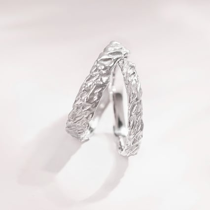 Goldene Eheringe mit unebener Oberfläche Zena