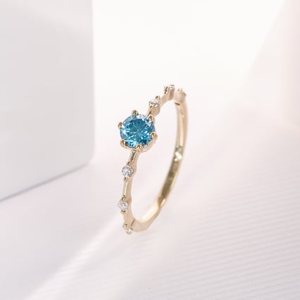 Ring mit einem zertifizierten fancy blauen Lab Grown Diamanten und weißen Lab Grown Diaman