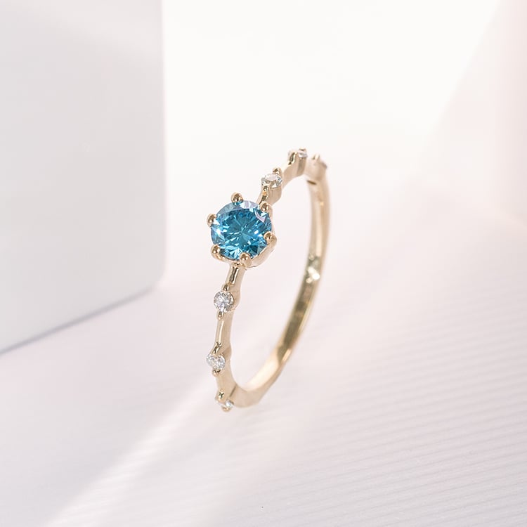 Ring mit einem zertifizierten fancy blauen Lab Grown Diamanten und weißen Lab Grown Diaman 122832