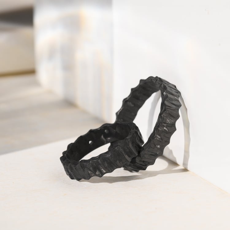 Trauringe aus Carbon mit unebener Oberfläche und Diamant Soren 140215