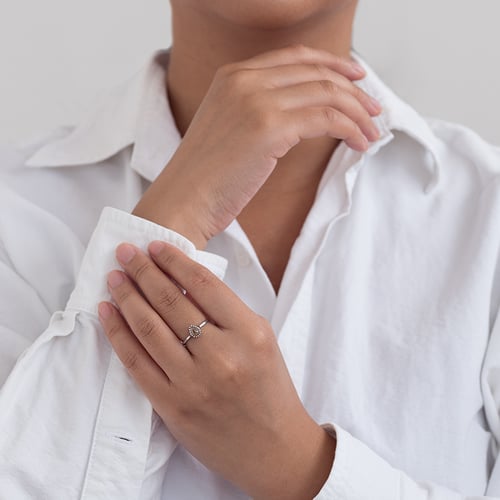 Goldring mit birnenförmigem Salt and Pepper Diamanten Ryley