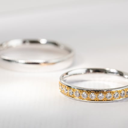 Goldene Eheringe mit verzierten Rändern und Diamanten Tasha