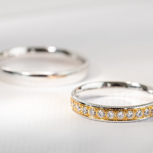 Goldene Eheringe mit verzierten Rändern und Diamanten Tasha