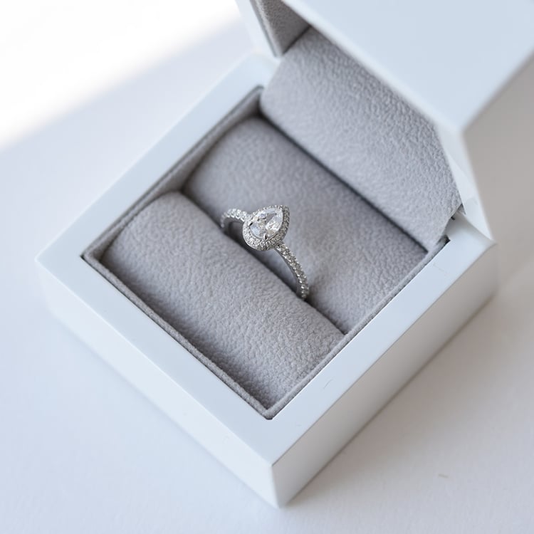 Platin Verlobungsring voll von Diamanten in Eppi-Geschenkbox 61240