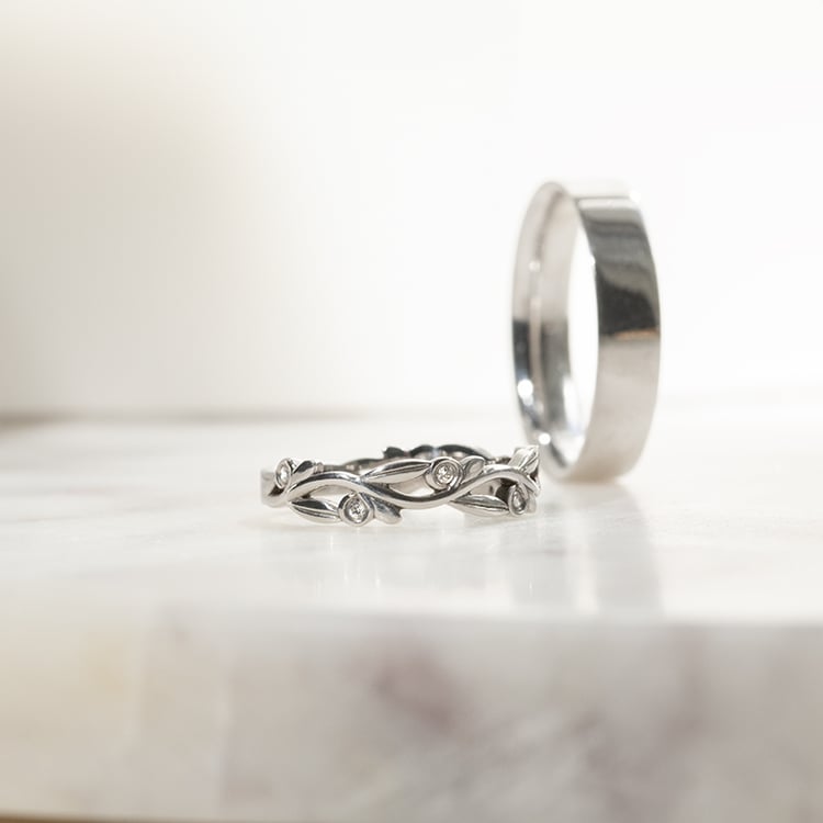 Zarter Ring in Blättchenform mit Diamanten Emery 137678