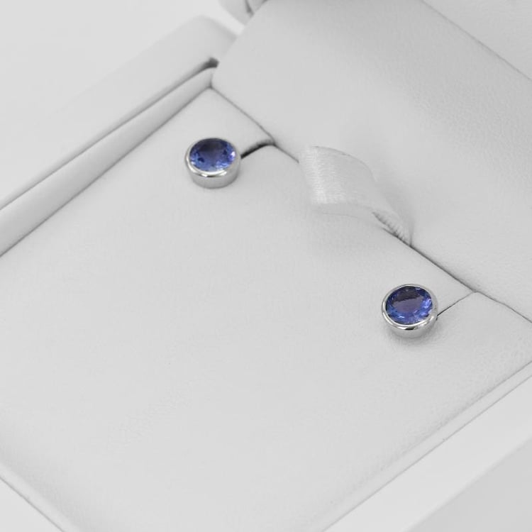 Bezel Ohrringe aus Platin mit Tansaniten Wetty 71038