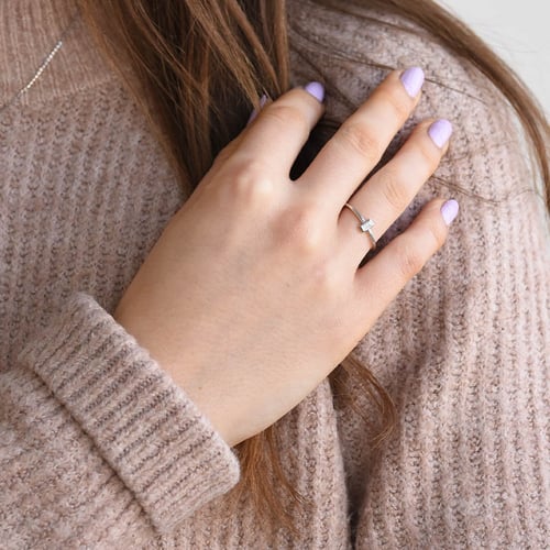Minimalistischer Goldring mit Baguette Saphir Avice