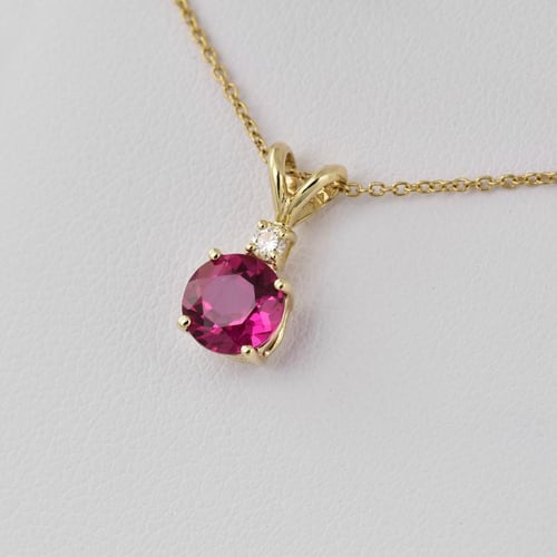 Goldener Rubinanhänger mit Diamant Emolyna