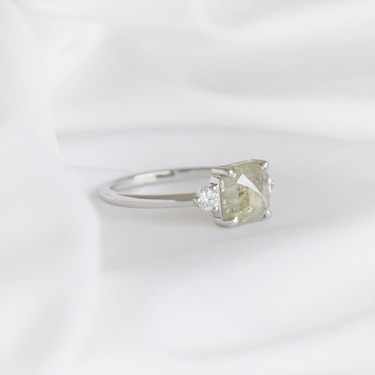 Goldener Ring mit Diamanten 92699