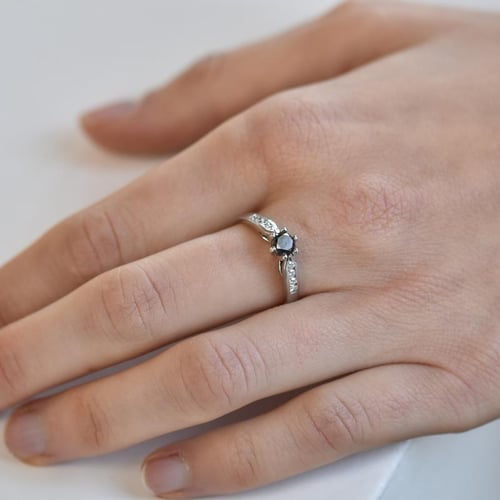 Verlobungsring mit schwarzem Diamant Mita