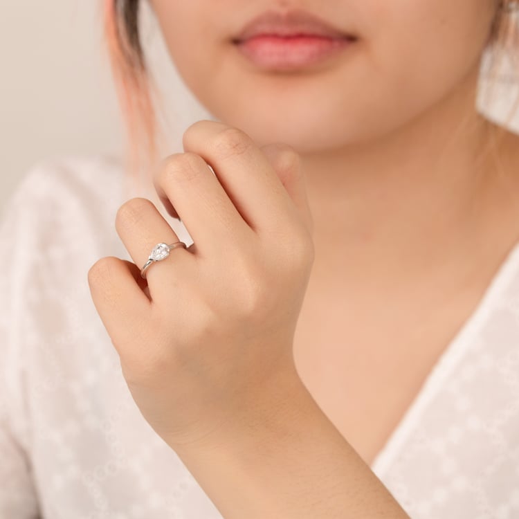 Goldring mit einem tropfenförmigen Halblünette Diamanten Timarete 164514