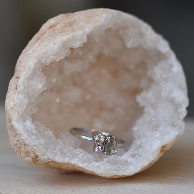 Cluster-Ring mit Salt and Pepper Diamant, Morganite und Saphir Tecka 48989