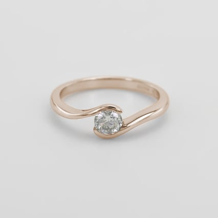 Verlobungsring aus Gold in Haselnussfarbe mit Lab Grown Diamant Saffar