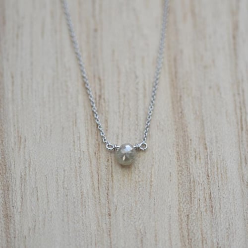 Goldene Halskette mit grauem Diamanten-Tropfen Vebrina