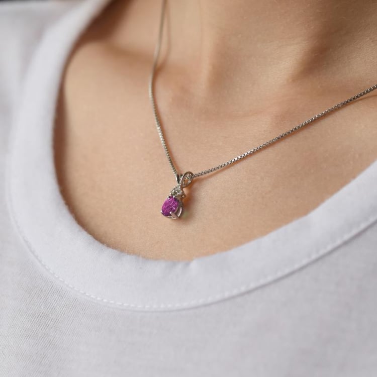 Saphir Träne als Anhänger auf dem Hals 14180