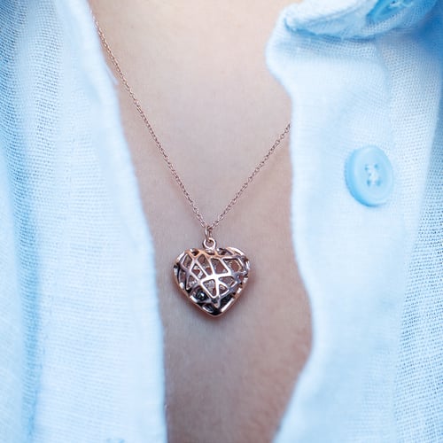 Herzförmiger Anhänger mit Perlen aus Salt and Pepper Diamanten Paisley