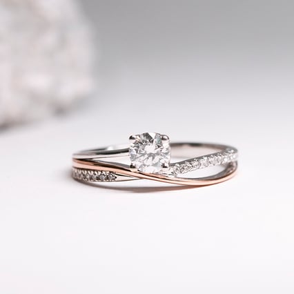 Ungewöhnlicher Verlobungsring mit seitlichen Diamanten Ealair