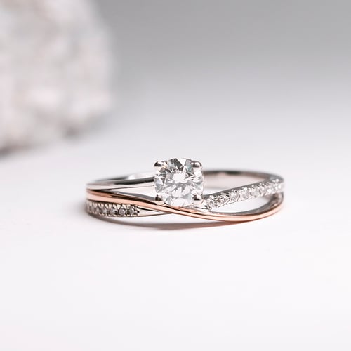 Ungewöhnlicher Verlobungsring mit seitlichen Diamanten Ealair