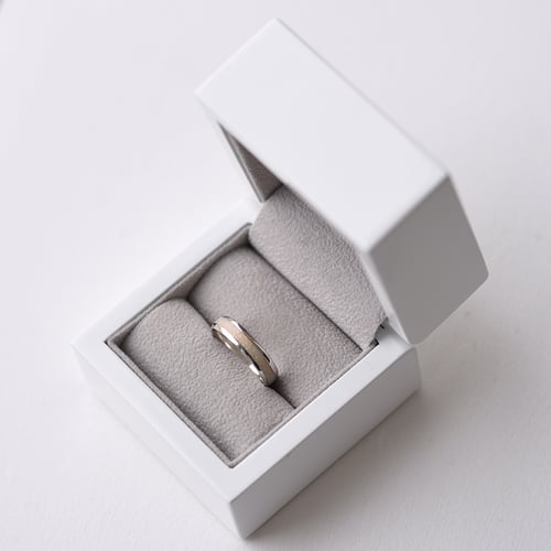 Goldene Eheringe mit weißer Opalfüllung Irenne