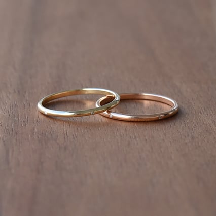 Eheringe aus Eternity-Ring mit Lab Grown Diamanten und Komfort-Ring Olive