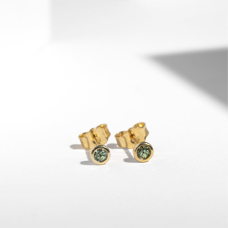 Minimalistische Ohrstecker mit grünen Saphiren in Bezelfassung Tofine 125532