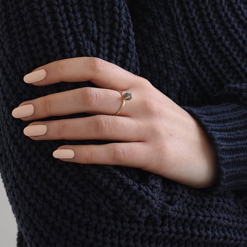 Goldener Ring mit Rohdiamant in dunkelgrau Nemy