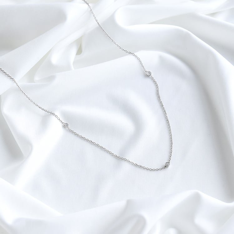 Zarter goldener Anhänger mit drei Diamanten Pekko 80722