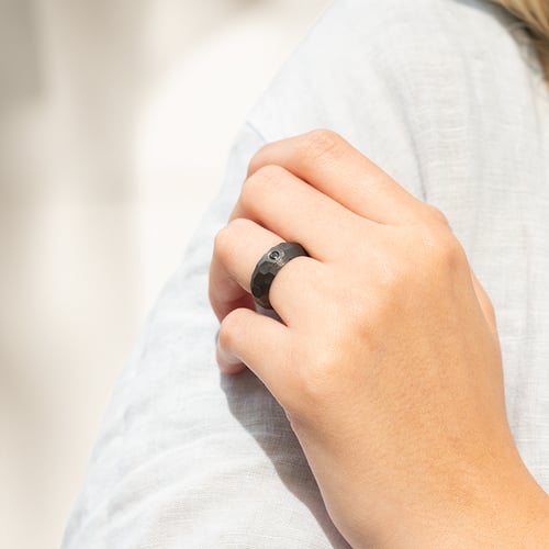 Ring aus Carbon mit atypischer Oberfläche Grover