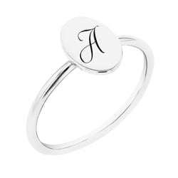 Ovaler Ring mit eingraviertem Buchstaben Riley