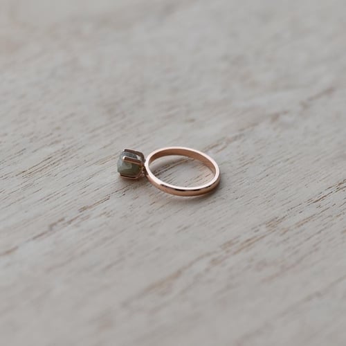 Goldener Ring mit Rohdiamant Nemy