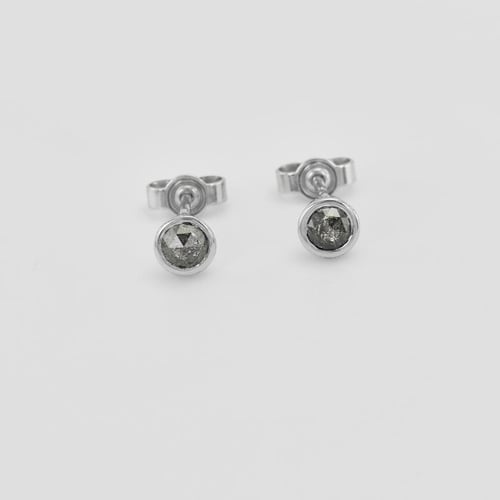 Goldene Ohrringe mit 0.52ct Salt and Pepper Diamanten Gledina