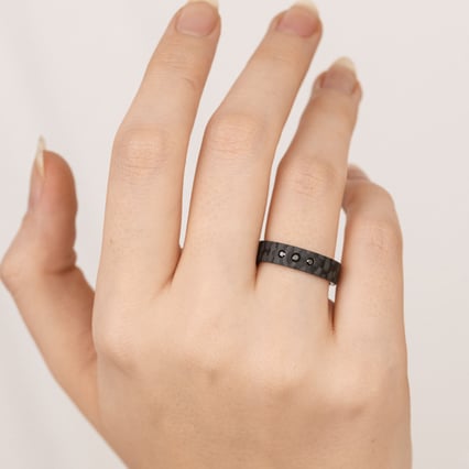 Flacher Ring aus Carbon und Silber mit schwarzen Zirkonia Walker