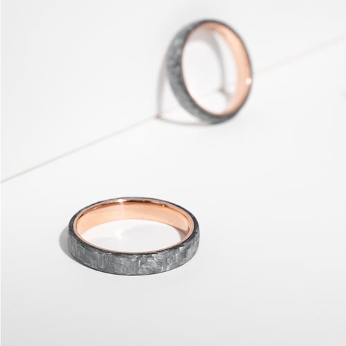 Leicht abgerundete Eheringe aus Carbon und Gold mit Diamanten Otis