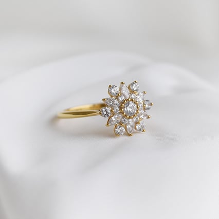 Ring mit Blume aus Diamanten Yuriy