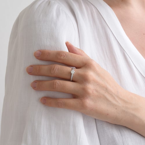 Verlobungsring aus Gold mit Diamant im Solitär-Pave Stil Vanan
