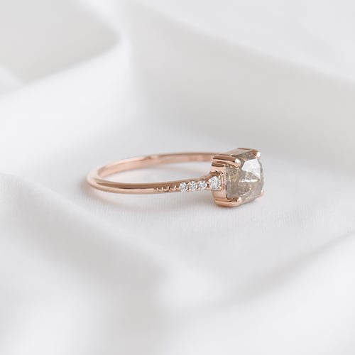 Außergewöhnlicher Ring mit Salt and Pepper Diamant Korey