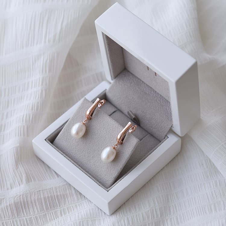 Vergoldete Hängeohrringe mit Perlen Moishe 65620