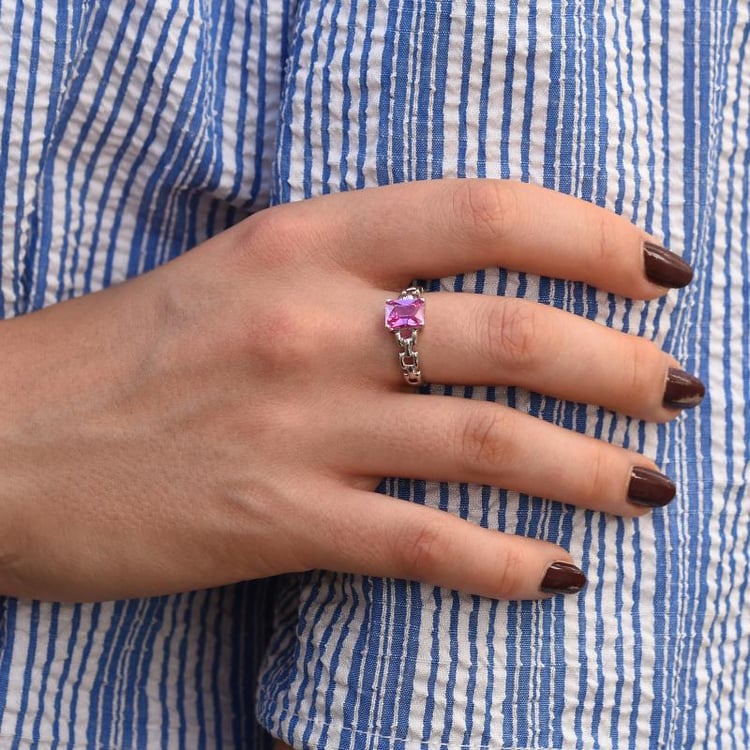 Rosa Saphir Ring auf dem Finger 11820