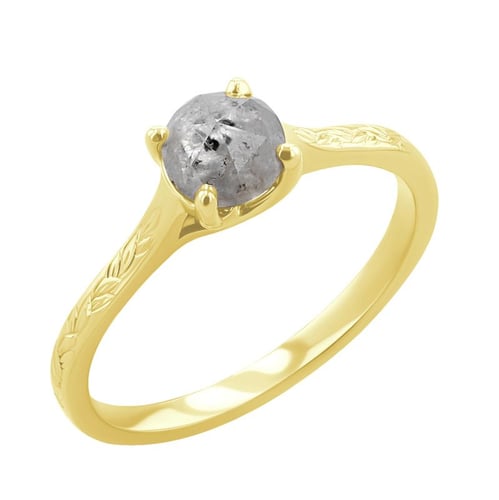 Goldener von Hand gravierter Ring mit einem Salt and Pepper Diamanten Aldora