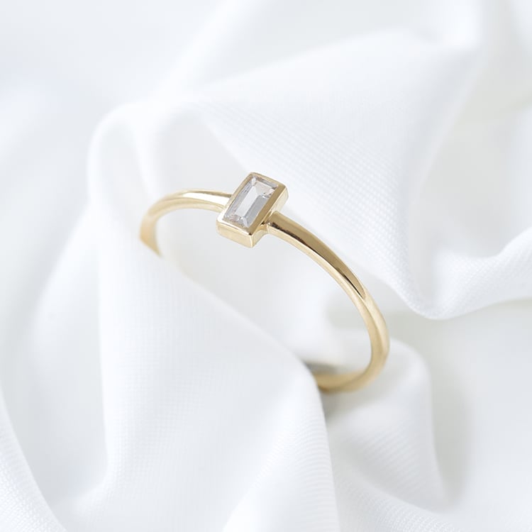Minimalistischer Goldring mit Baguette Saphir Avice 80728