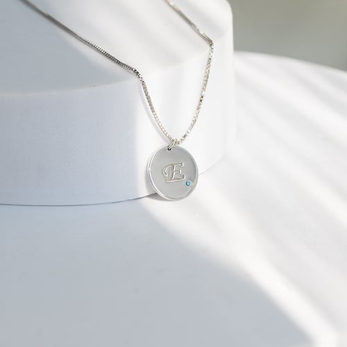 Anhänger aus Platin mit blauem Diamanten und graviertem Buchstaben Sager